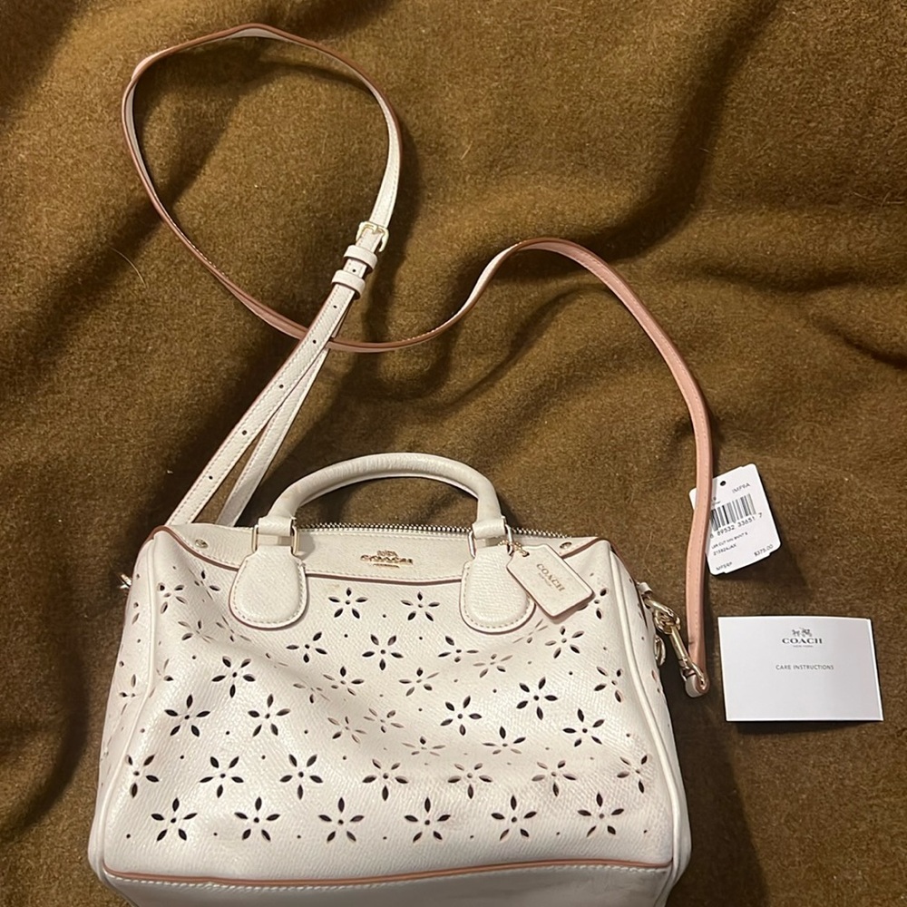 New coach purse used once. Style f37619 with matching codes.